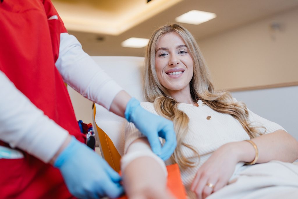 Plasma spenden, Plasma Service, Spenderin auf Spenderliege